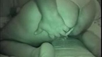 Молодая брюнетка заменяет ладони хуезаменителем во время мастурбации